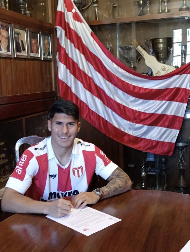 ℹ️ El lateral derecho 🇦🇷 de 20 años, Tomás Olmos, es la octava incorporación de River Plate. 

📌 Llega a 𝐩𝐫𝐞́𝐬𝐭𝐚𝐦𝐨 desde Talleres de Córdoba.

¡Bienvenido, 𝐓𝐨𝐦𝐚́𝐬!