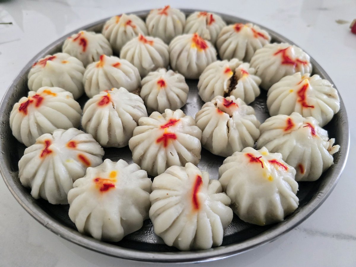 Ukdiche modak with ghee 😋😋😋
#GanpatiBappaMorya 
#ganeshachaturthi2025