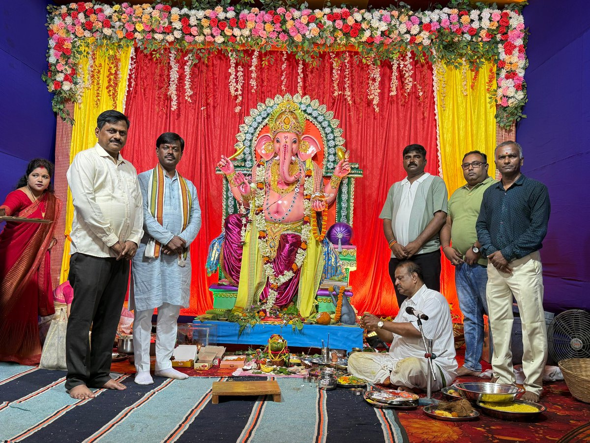 आंध्रा संगम सिदगोड़ा के गणेश पूजा पंडाल में उपस्थित हो कर विधि विधान के साथ पुरोहित के देखरेख में पूजा अर्चना किए।

कमिटी के सदस्यों ने बड़े ही आदर भाव के साथ स्वागत किया, भगवान गणेश के प्रकाश से सभी प्रकाशमान हो।

पूजा कमिटी के रामू राव, श्रीनु राव और अन्य सदस्यगण उपस्थित थे।