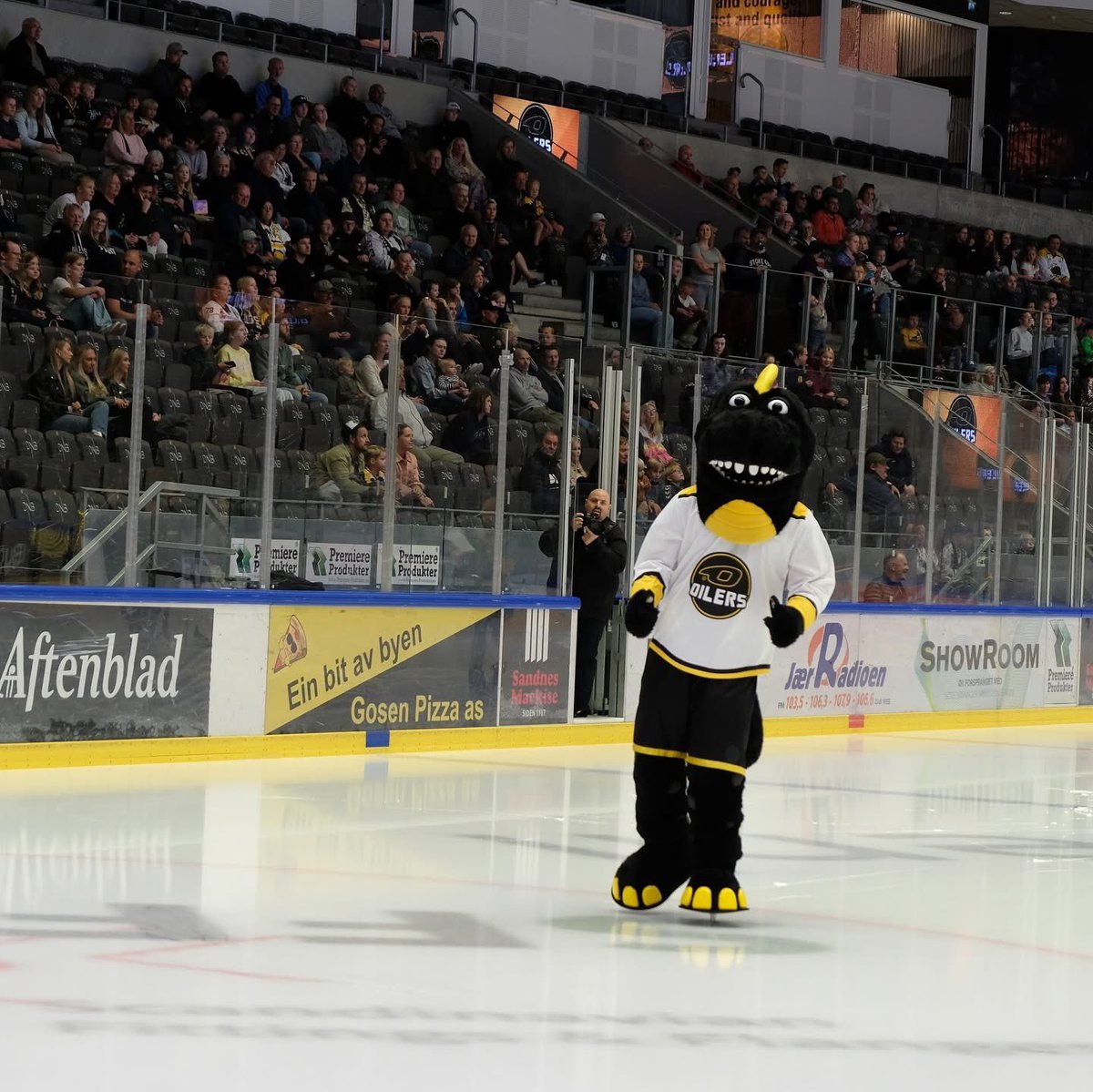 Stavanger Oilers (@stavangeroilers) on Twitter photo Minner om gratis Kick-Off i <a href="/DNB_Arena/">DNB Arena</a> for hele familien mandag 1.september fra kl.16:30. Her med bilder fra fjorårets arrangement. #oilersfamilien25 💛🖤 Minner om gratis Kick-Off i <a href="/DNB_Arena/">DNB Arena</a> for hele familien mandag 1.september fra kl.16:30. Her med bilder fra fjorårets arrangement. #oilersfamilien25 💛🖤