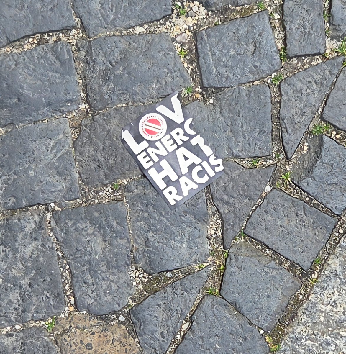 energiefans's tweet image. Was gefällt demjenigen nicht, wenn er unsere #Sticker in der Stadt sieht und abreißt?
Aber #wir haben noch welche! Meldet euch bei uns!
#Spenden finanzieren unsere Sticker, die Bankdaten sind angepinnt!
#EFGN #FCE #LoveEnergieHateRacism #Cottbus