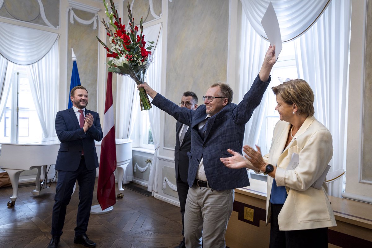 🇱🇻 &amp; 🇪🇪 Foreign Ministers in Tartu present <a href="/Latvian_MFA/">Latvian MFA 🇱🇻 | #StandWithUkraine 🇺🇦</a> &amp; <a href="/MFAestonia/">Estonian MFA 🇪🇪 | 🌻 #StandWithUkraine</a> Language Award to Estonian poet &amp; translator Margus Konnula, also known as Contra! Contra is a strong Latvian voice in Estonia! Congratulations &amp; best wishes for continued inspiration! 👏
Read more ➡️