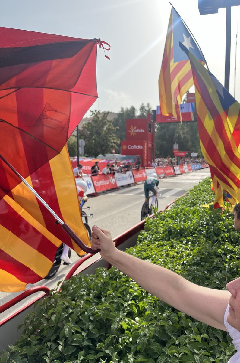 ⬛️⬜️ Les estelades onejant a l'arribada de l'etapa de Figueres.

Hi som, i no deixarem de ser-hi! Fins a la independència!

Demà, tothom a Olot i a la Collada de Toses!