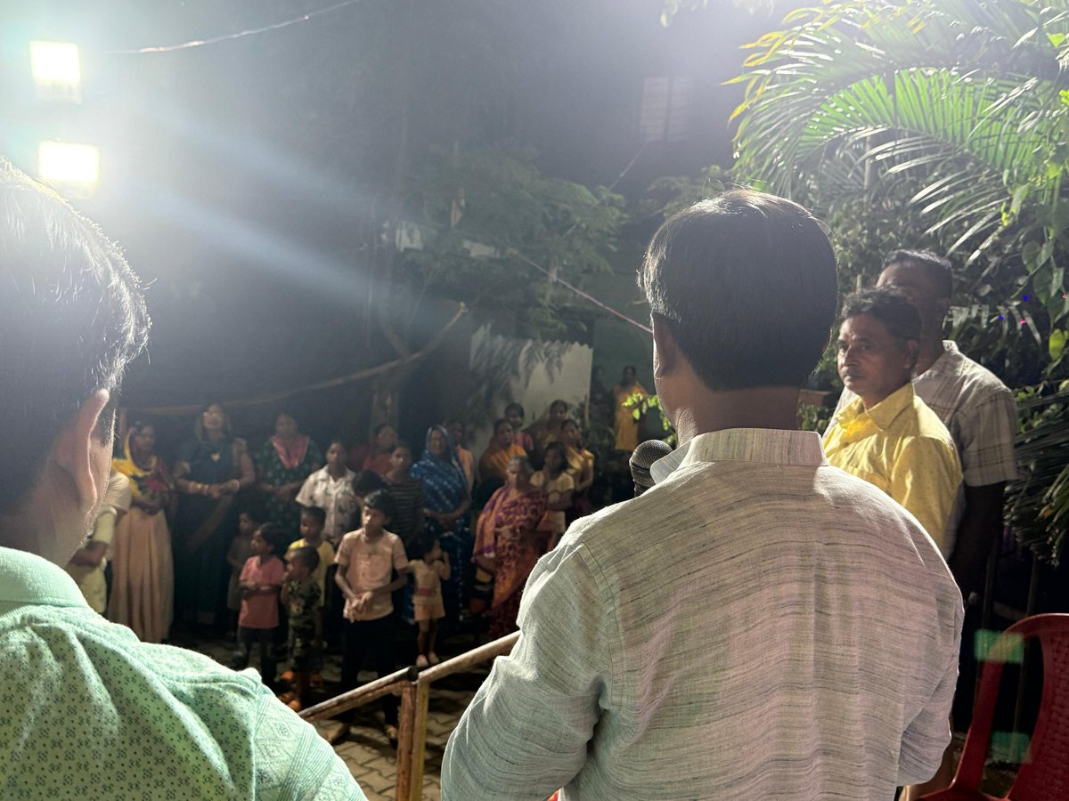 श्री श्री गणेश पूजा कमिटी, मथुरा स्पोर्टिंग क्लब मथुरा बगान के गणेश पूजा पंडाल में उपस्थित हो कर गणेश की अर्चना किए।

क्षेत्र के युवाओं और नारी शक्ति के संयुक्त प्रयास से भव्य आयोजन हो रहा है।

क्षेत्र के युवाओं को संबोधित करते हुए कहा की आज के दौर अपने आपको नशा से दूर रखना और