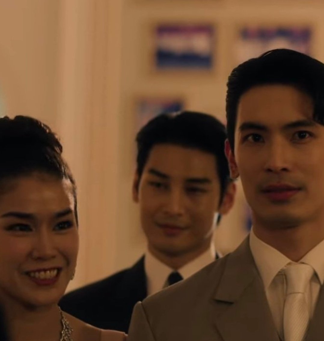 แม่มอสเอาผงพิกซี่โปรยใส่อาโปรึเปล่า เปล่งประกายมีเสน่ห์น่ามองตลอดเวลา แม้ไม่ได้เป็นจุดโฟกัส
อาโปเป็นตฤณที่ใครๆก็รุมตกหลุมรักได้เป็นธรรมชาติจริงๆ สุขุมมีเหตุผล แต่ก็น่ารักไร้เดียงสา อยู่ด้วยแล้วสงบ สบายใจ
ไม่เห็นตฤณด่าใครเลยยกเว้นธันวาเหี้ย😅

#ShineTheSeries