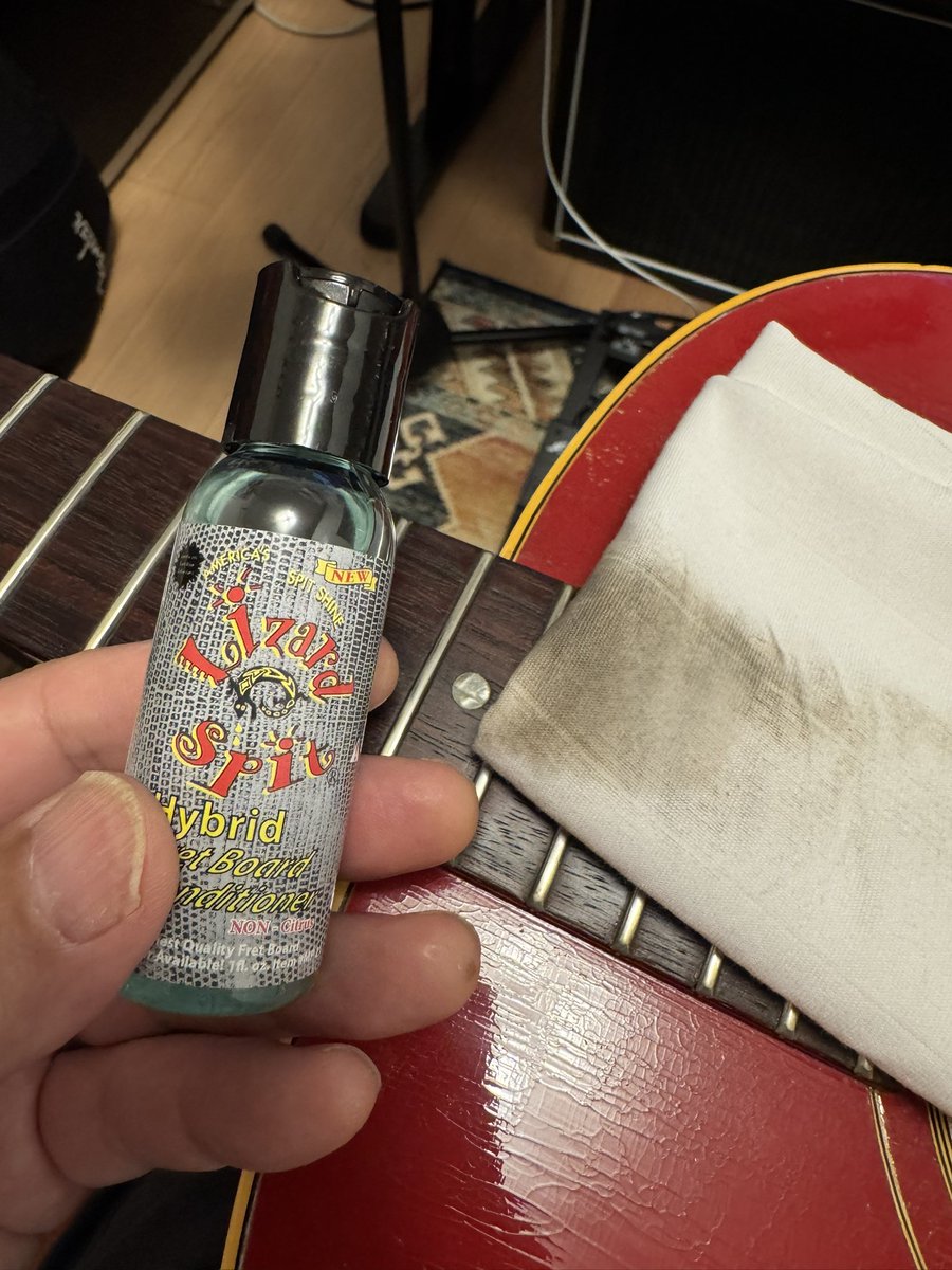 hidenao_pj's tweet photo. こんなに汚れが取れます。ベタベタしないし良いです。
Lizard Spitの指板クリーナー。
#Lizardspit
#okadainternational https://t.co/9ORTU6xPgF