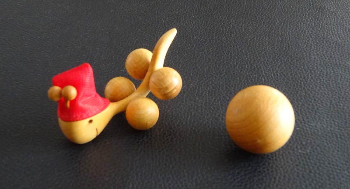 赤い帽子をかぶったカタツムリ。優しく押すと背中に球を乗せてころころと動く。重要な役割をしている球を取るとバランスを崩して動けなくなってしまう。ドイツのfinkbeiner社制作のコロコロカタツムリ。クリスマス仕様でサンタを表していて可愛らしい。コスモ物産平野さんから頂いたもの。