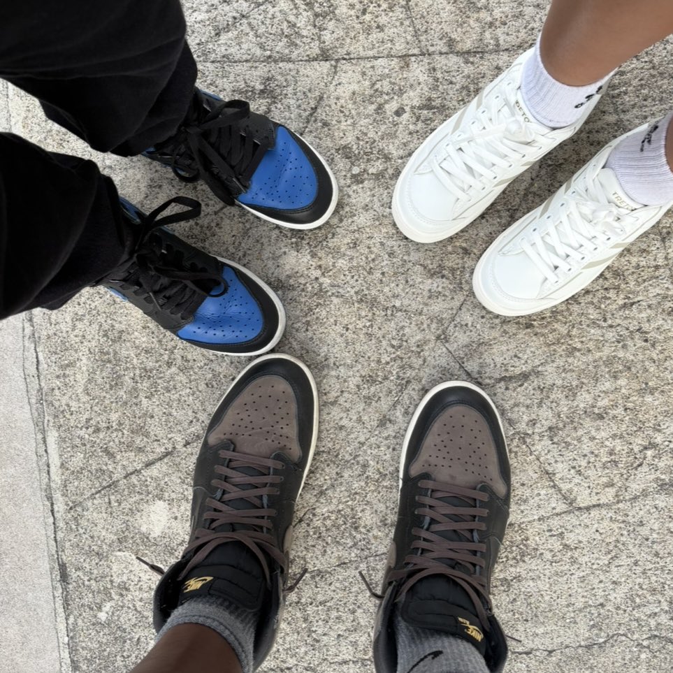 smit6119's tweet image. First day of school!   My 6th grader picked a pair that came out before he took his first steps and my 4th grader also opted for a classic look  #kotd #firstdayofschool