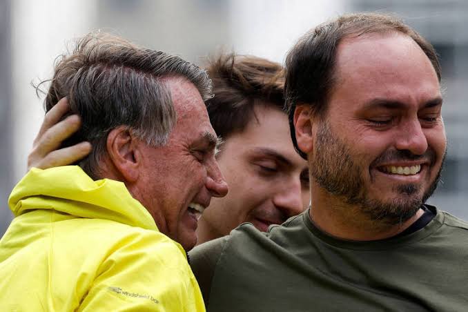 Carlos Bolsonaro (@carlosbolsonaro) on Twitter photo - Por que esse papo canalha de esperar as eleições do ano que vem para “solucionar” o caos jurídico e institucional que o país vive? Qualquer um sabe que isso é balela. A destruição total de direitos humanos não pode esperar, as pessoas estão sendo assassinadas, tendo sua alma - Por que esse papo canalha de esperar as eleições do ano que vem para “solucionar” o caos jurídico e institucional que o país vive? Qualquer um sabe que isso é balela. A destruição total de direitos humanos não pode esperar, as pessoas estão sendo assassinadas, tendo sua alma
