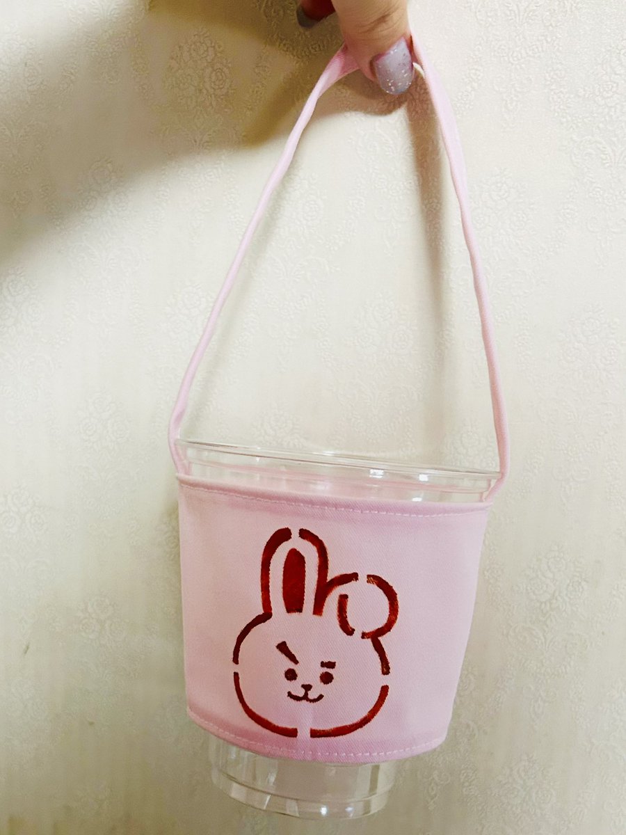 8/28（木）〜
ジョングクタグセット
配布開始になります🥳

ドリンクは缶でも
お持ち帰りいただけます🥤

⚫︎mininiスティッククッキー販売
⚫︎カップスリーブ、ドリンクセット販売

※以前から開催しているイベントは
ジョングクイベントと併用はできません

ARMYのみなさまお待ちしております💜