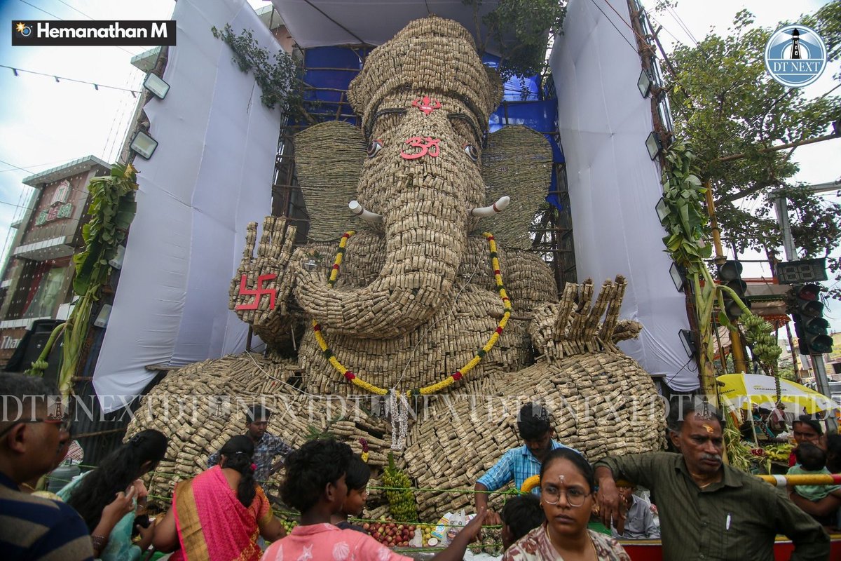dt_next's tweet photo. On the occasion of Vinayakar Chathurthi, artisans in #Kolathur have created two giant Lord Ganesha idols using over 5,000 wooden pieces and 3,000 brass plates.📸@_Hemanathan_
#DTNext #VinayagarChathurthi #GaneshChaturthi #GaneshaIdols #Chennai #Festival https://t.co/OCy4CBGwXk