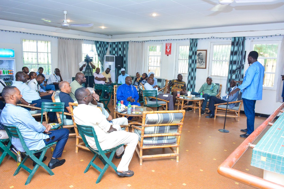 SPLSenegal's tweet photo. Organisée par le Syndicat des Pilotes de Ligne du Sénégal (SPLS) en partenariat avec l’APCCAS, cette rencontre entre pilotes et contrôleurs aériens, civils et militaires, a permis de renforcer les liens entre nos professions autour d’un déjeuner champêtre. 🌿🍽️ https://t.co/cUOmC4bMmR