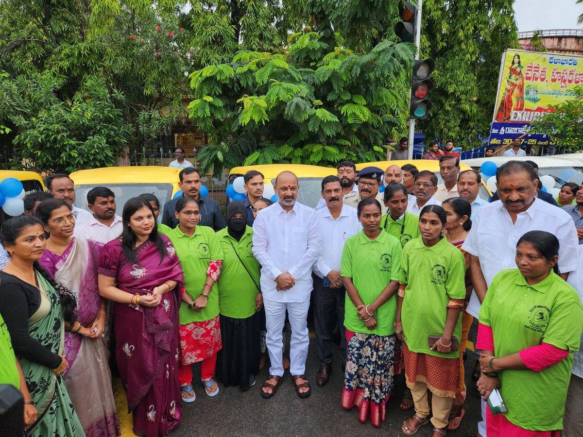 Mayor_KNR's tweet image. మహిళలకు స్వయంఉపాధి కల్పించాలనే మంచి లక్ష్యంతో.. మోడీ గారి కానుకగా మా అక్క ఆటో పేరుతో దాదాపు 3.5లక్షల రూపాయల విలువ చేసే 15 ఎలక్ట్రిక్ ప్యాసింజర్ మరియు గూడ్స్ ఆటోలను కేంద్ర హోంశాఖ సహాయమంత్రి @bandisanjay_bjp గారు కరీంనగర్ నగరంలో మహిళా లబ్ధిదారులకు ఉచితంగా పంపిణీ చేశారు.

#ModiGift