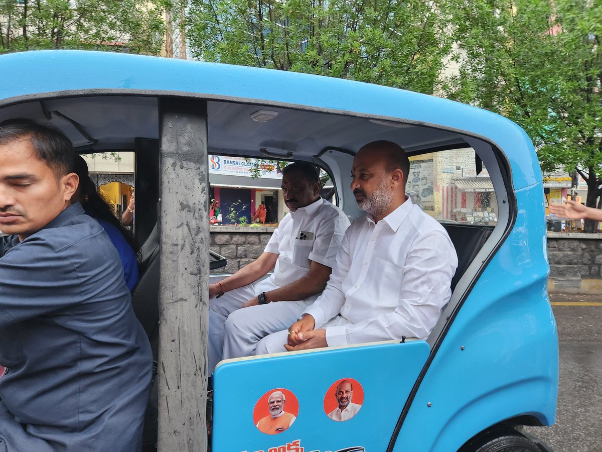 Mayor_KNR's tweet image. మహిళలకు స్వయంఉపాధి కల్పించాలనే మంచి లక్ష్యంతో.. మోడీ గారి కానుకగా మా అక్క ఆటో పేరుతో దాదాపు 3.5లక్షల రూపాయల విలువ చేసే 15 ఎలక్ట్రిక్ ప్యాసింజర్ మరియు గూడ్స్ ఆటోలను కేంద్ర హోంశాఖ సహాయమంత్రి @bandisanjay_bjp గారు కరీంనగర్ నగరంలో మహిళా లబ్ధిదారులకు ఉచితంగా పంపిణీ చేశారు.

#ModiGift