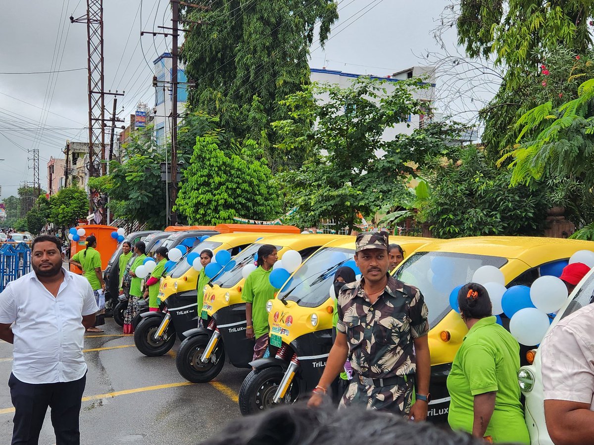 Mayor_KNR's tweet image. మహిళలకు స్వయంఉపాధి కల్పించాలనే మంచి లక్ష్యంతో.. మోడీ గారి కానుకగా మా అక్క ఆటో పేరుతో దాదాపు 3.5లక్షల రూపాయల విలువ చేసే 15 ఎలక్ట్రిక్ ప్యాసింజర్ మరియు గూడ్స్ ఆటోలను కేంద్ర హోంశాఖ సహాయమంత్రి @bandisanjay_bjp గారు కరీంనగర్ నగరంలో మహిళా లబ్ధిదారులకు ఉచితంగా పంపిణీ చేశారు.

#ModiGift