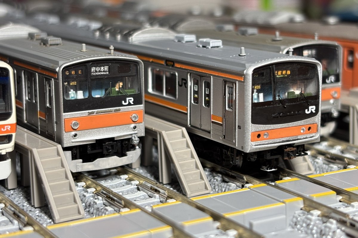 ume_piano's tweet image. 205系千ケヨM35編成落成(仮)

・メルヘン顔
・VVVF化(4M4T)
・LED式行先表示器
・小窓サハ
武蔵野線205系の中でも屈指の異端編成を、TOMIXの京葉線シリーズを用いて再現。

各車の紹介や加工内容はツリーに。
(1/n)