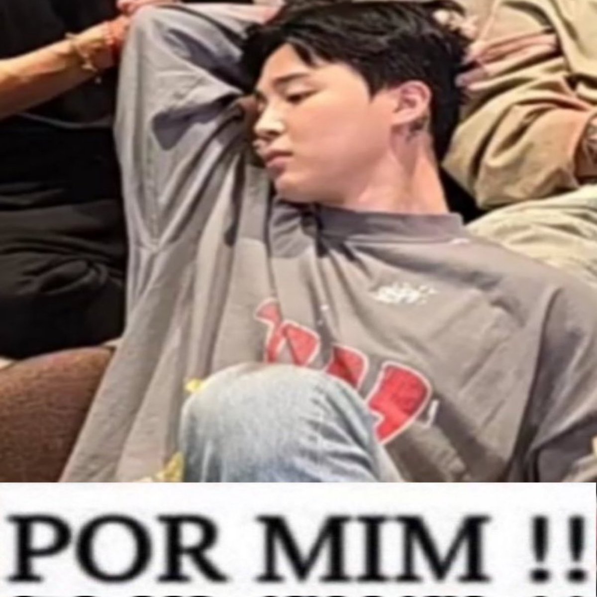 Mds o menino não tem um dia de paz nem longe daquele inferno de país, espero de verdade que ele esteja ignorando completamente essa pataquada e esteja vivendo a vidinha dele em paz dessa forma: