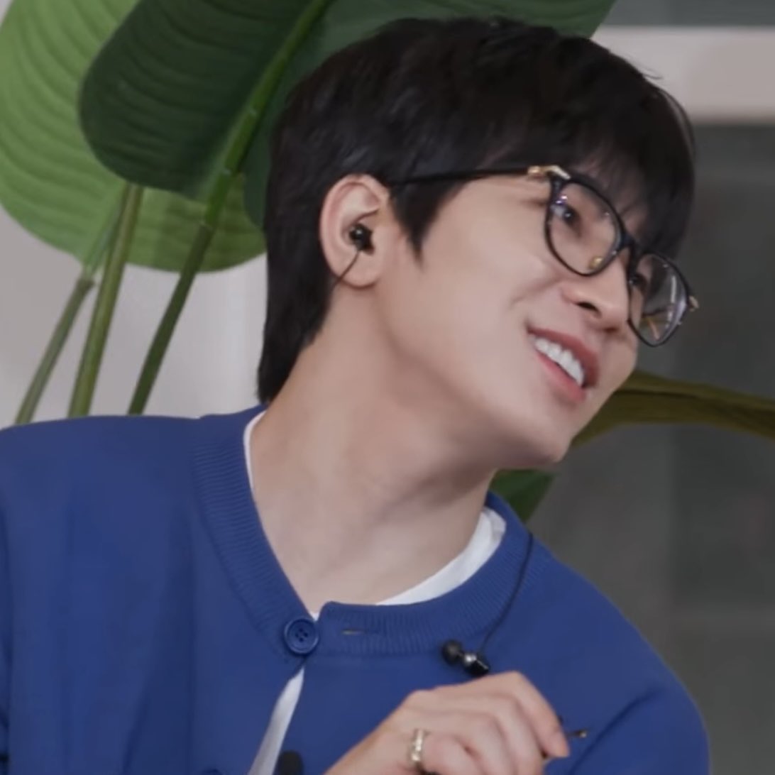 uraftertaste's tweet photo. never argue with a man with glasses, pretty, and handsome face. whatever you say my beautiful wonwoo 
 https://t.co/jXdmgcY8dw