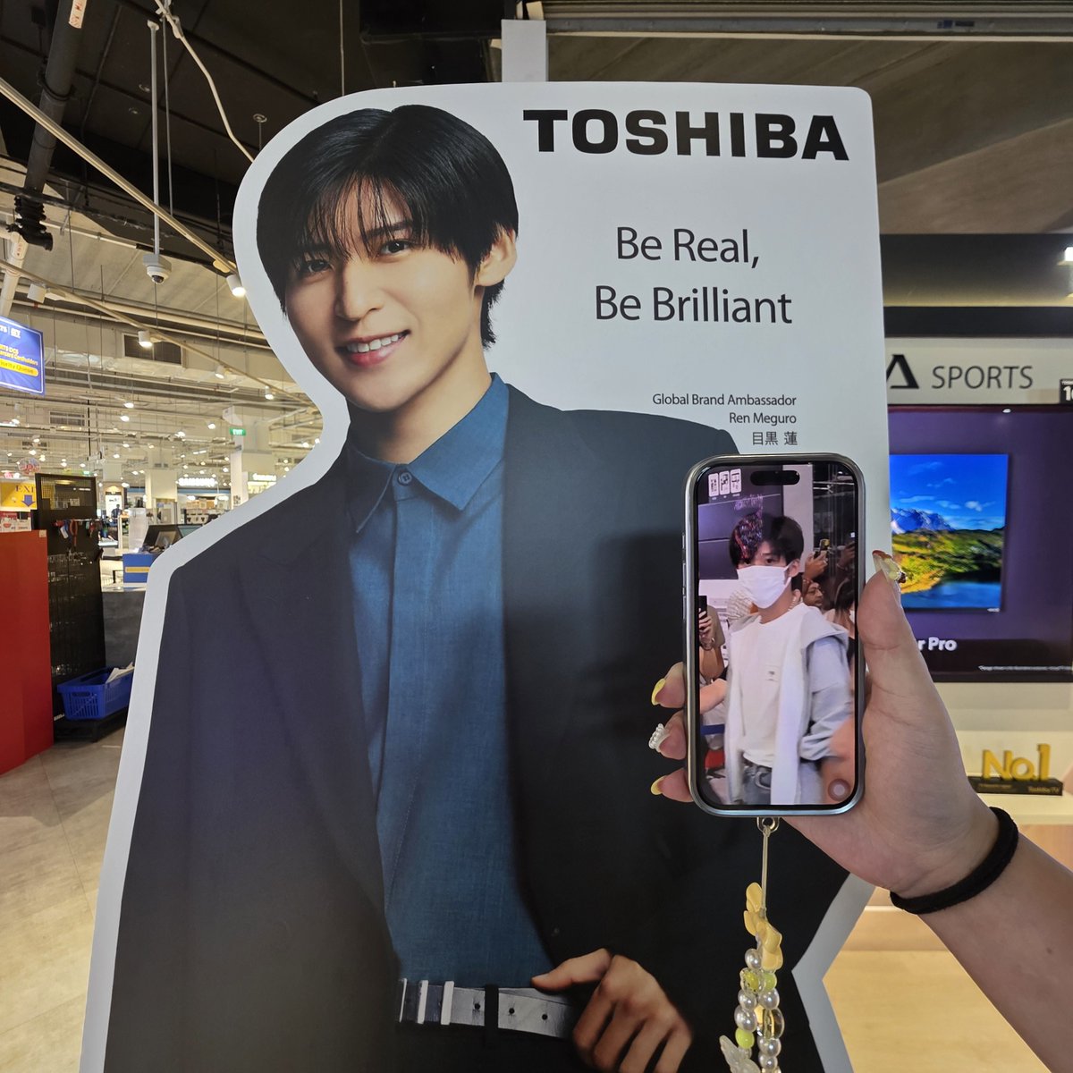 kappasuikaaa's tweet photo. Guess whose standee is FINALLY IN SINGAPORE 😭🖤
That's right it's Meme Toshiba standee!!!!!! 

Welcome to Singapore 🖤

📍COURTS MEGASTORE 
#目黒蓮
#RenMeguro 
#MeguroRen 
#レグザ 
#REGZA https://t.co/YednVq5x7E