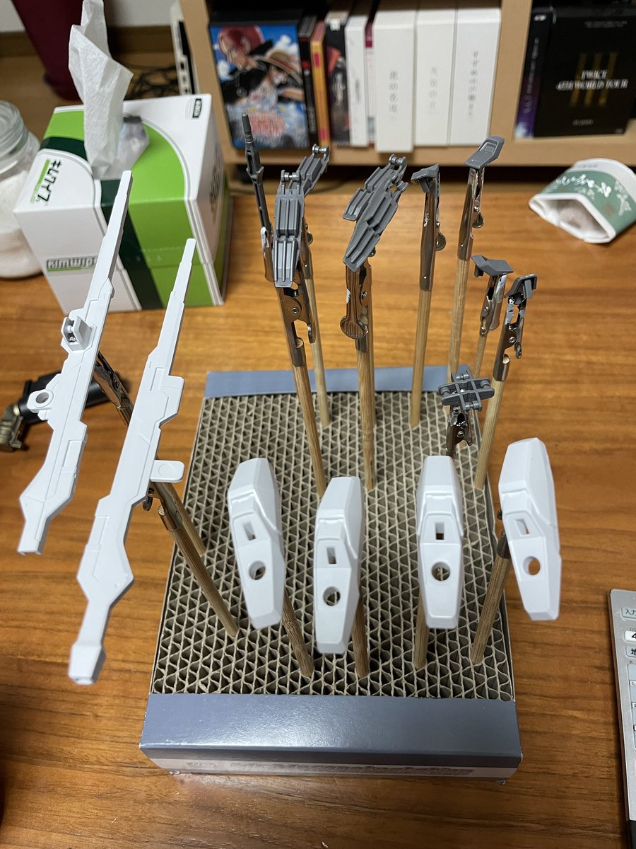 本体と合わせて黒サフ→エアリアルホワイト→パールでいくか
シルバー→エアリアルホワイト→パールでいくか
グレー部分はシルバー→グレーでいくか、黒サフ→グレーでいくか
悩んでまだ手をつけれてない
