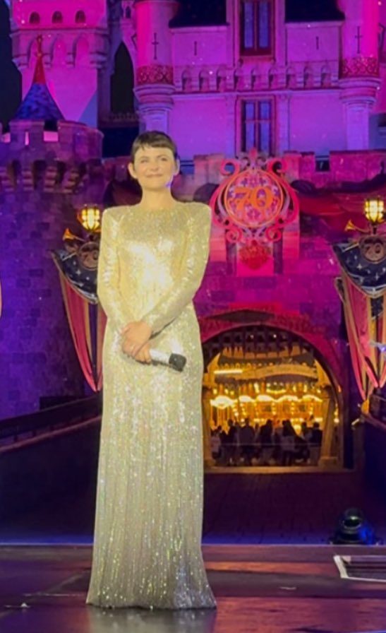 OMG CAN SHE BE ANY MORE PERFECT???? 😍
Ginnifer Goodwin is the true princess everyone.