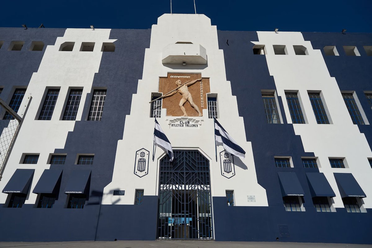 xlacamisetacba's tweet image. LA CANCHA DE #Talleres

En lugar de inventar estadios nuevos a 10 años, y escuchar “no tienen cancha”, sería bueno que #Fassi decidiera jugar 1 partido al año por el campeonato en la Boutique y que todos sepan que los partidos más importantes de la historia de  Cba fueron ahí.