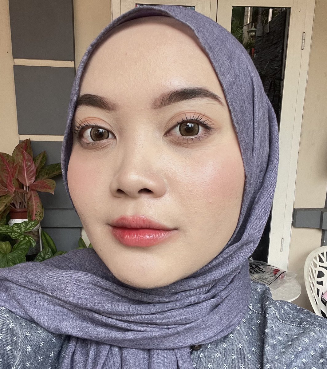 soulveille's tweet image. hasil makeup secakep ini kuncinya pake cushion lokal yg skin-like finish &amp;amp; supeeer ringan! 🫶🏻

here’s my thought about Trueve Velvet Hi-Cover Mesh Cushion 😉