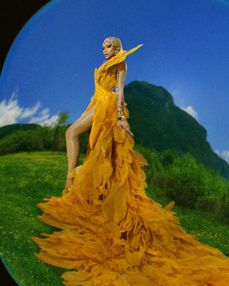 KhiannaWithAK's tweet photo. YELLOW IS SAYING HELLO! 🌞

I am a ray of sunshine after the rain for this runway. A vision of joy crafted from cacao leaves, a symbol of growth, resilience, and nourishment. https://t.co/0jf28qxcma