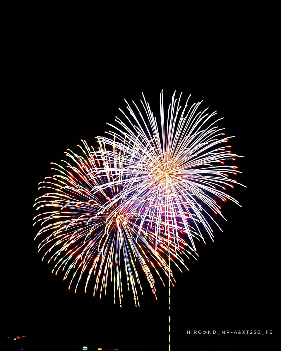 HIRO_JO3WGV's tweet image. 2025.08.15.Fri.🎇 
#花火撮影 🎆📷✨ 
#fireworkphotography 
#fireworksphotography 
#firework #fireworks #花火 
#omsystemom1 📷  #om1 📸 
#mzuiko12100mm #om写真投稿 
#単焦点レンズの世界 #om花火写真  instagram.com/p/DN2_cDdYpEq/…
