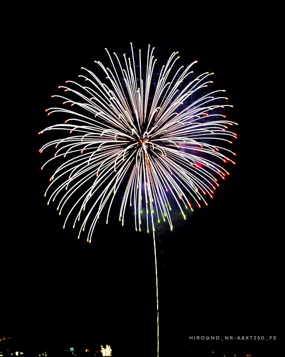 HIRO_JO3WGV's tweet image. 2025.08.15.Fri.🎇 
#花火撮影 🎆📷✨ 
#fireworkphotography 
#fireworksphotography 
#firework #fireworks #花火 
#omsystemom1 📷  #om1 📸 
#mzuiko12100mm #om写真投稿 
#単焦点レンズの世界 #om花火写真  instagram.com/p/DN2_cDdYpEq/…