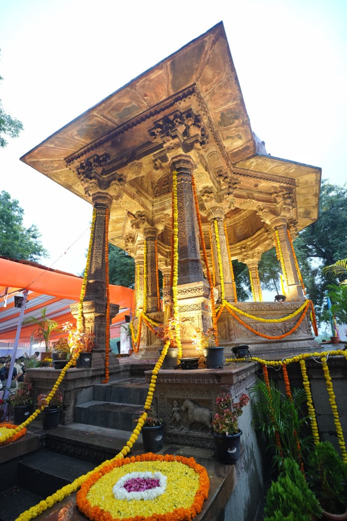 gssjodhpur's tweet photo. उज्जैन में वीर योद्धा दुर्गादास जी के पुण्य स्मृति स्थल को उनके विराट व्यक्तित्व और प्रेरक चरित्र की गरिमा के अनुरूप एक प्रेरणा स्थल के रूप में विकसित करने हेतु मध्यप्रदेश सरकार ने माननीय मुख्यमंत्री डॉ. मोहन यादव जी के नेतृत्व में एक वृहत योजना बनाई है।

इस योजना के प्रथम चरण में 57 करोड़ रुपये की लागत से विकास कार्य होंगे। आज माननीय मुख्यमंत्री जी के साथ इस हेतु भूमिपूजन का सौभाग्य प्राप्त हुआ।

@DrMohanYadav51