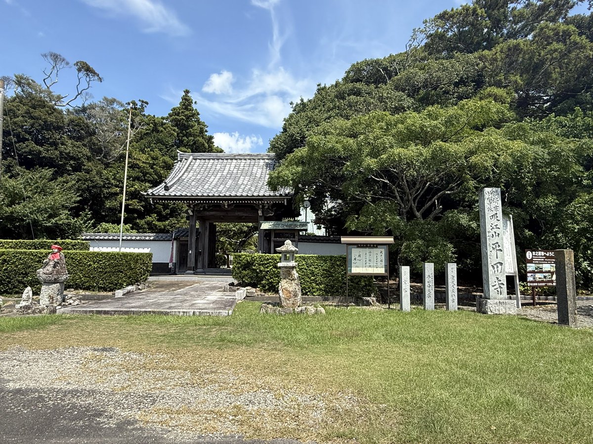 7bi_mn's tweet photo. 平田寺へ。今期王位戦や、過去対局のあった王位戦のポスターが、ずらり。 https://t.co/HewwqguUbB