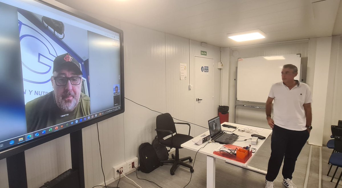 El curso UEFA 🅰️ de Cotorruelo recibió un regalo en forma de charla con la colaboración del asturiano Julio García, experto en nutrición y ayudas ergogenicas, 16 veces campeón 🥇 del mundo, 4 de Europa y más de 40 títulos de campeón de España en la modalidad de Press de Banca.