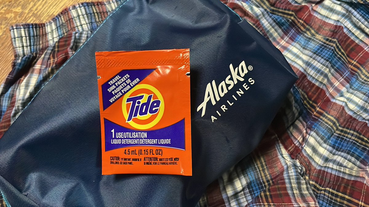 アラスカ航空の愚痴その4

洗面セットに洗剤の小袋が入ってるのは「替え下着が欲しけりゃ手洗いしろ」ってことなんだろうけど、洗って部屋干しして乾くまで下半身丸出しでいろってこと❓

8月でも夜は寒いんですけど

ヘアドライヤーで乾かすのは、私のパンツ絹だもんで熱でアウトだから（ウソ）😜