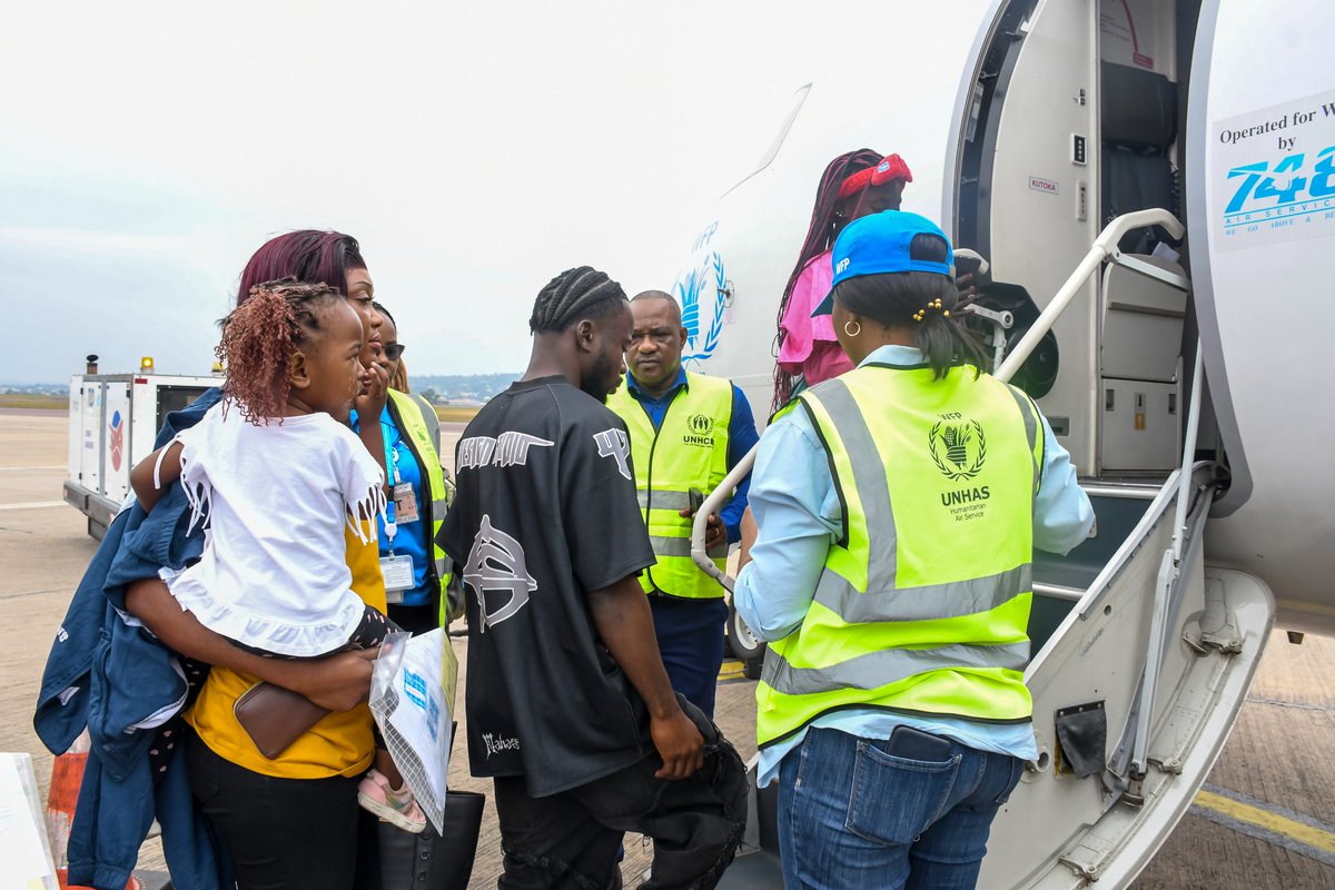 UNHCRCongo's tweet image. ✈️ Un 3ᵉ convoi de réfugiés centrafricains a quitté Brazzaville par vol UNHAS. Plus qu’un voyage, c’est un retour vers la maison et l’espoir d’un avenir meilleur, rendu possible grâce au soutien du @StatePRM  et à nos partenaires. 🌍✨ #SolutionsDurables