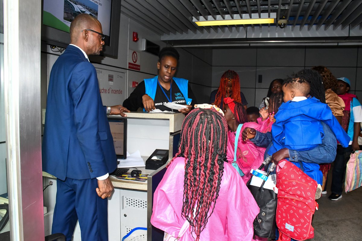 UNHCRCongo's tweet image. ✈️ Un 3ᵉ convoi de réfugiés centrafricains a quitté Brazzaville par vol UNHAS. Plus qu’un voyage, c’est un retour vers la maison et l’espoir d’un avenir meilleur, rendu possible grâce au soutien du @StatePRM  et à nos partenaires. 🌍✨ #SolutionsDurables