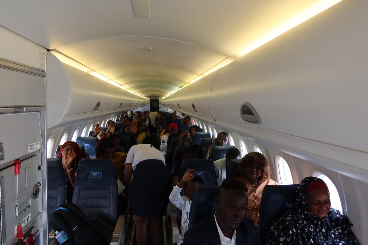 UNHCRCongo's tweet image. ✈️ Un 3ᵉ convoi de réfugiés centrafricains a quitté Brazzaville par vol UNHAS. Plus qu’un voyage, c’est un retour vers la maison et l’espoir d’un avenir meilleur, rendu possible grâce au soutien du @StatePRM  et à nos partenaires. 🌍✨ #SolutionsDurables