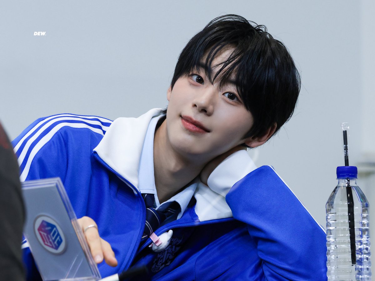 Dew_JEONGWOO's tweet photo. 250817 퍼스트뮤직 #서정우

똑같이 생겼잖아!!

#아홉 #AHOF #JEONGWOO https://t.co/uIvTJL86H5