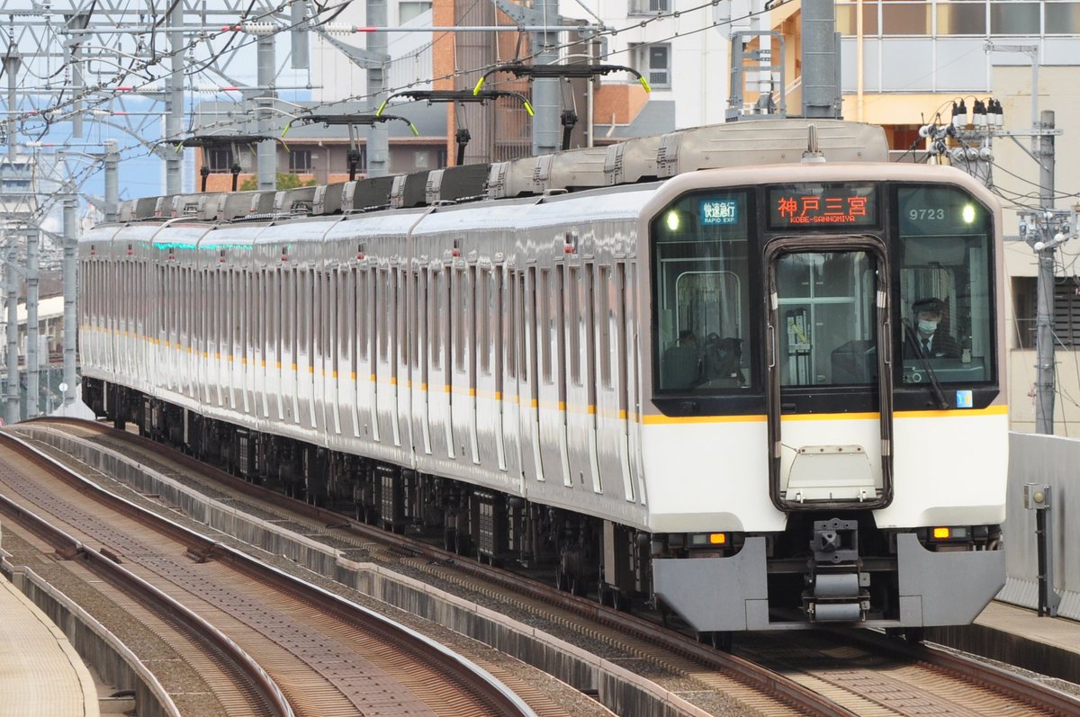 LED幕は切ってしまうと凄い負けた感があるのと尊敬してる写真家さんがどんな弱い幕でも切らずに撮ってるのに憧れて幕は切らない派です
