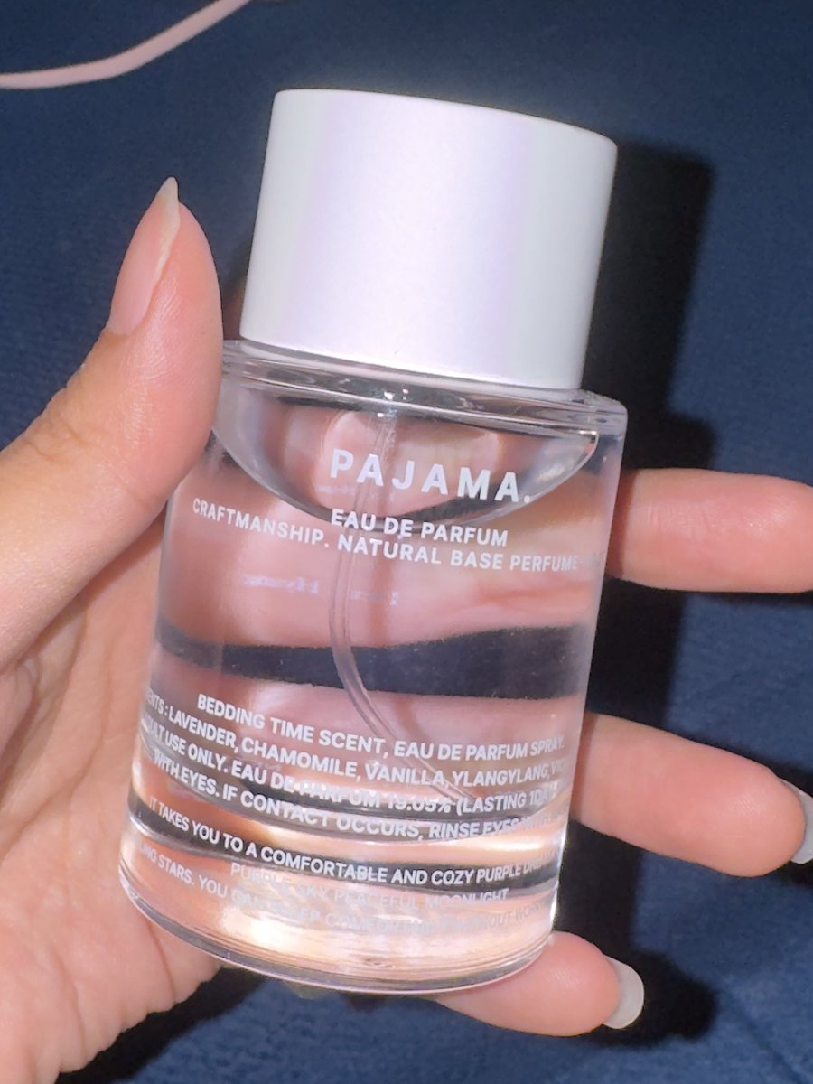 든향 파자마가 베드타임 구버전 향이랑 비슷하대서 사봤음
꽤나 비슷한 편이구 
로션이 확실히 더 달달하고 귀여운 느낌이 있었고나,,,, 싶음 
내 중학교 시절 꽤나 싫어하던 친구의 향,, (하지만 향만큼은 너무 조앗던)