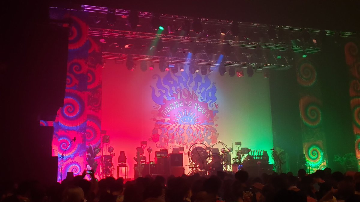mamiw001's tweet photo. 名古屋…最高やった！✨
仕事が立て込みすぎて行くか悩んだけ
どほんまに行って良かった😭✨
KO-SHINのキュンは破壊力やばすぎ！
FUJI君のドラムを叩く姿がカッコ良すぎ！
KENTAはほんまにやばすぎたぁ❤️
昨日は最前やったので今日は安全地帯
から全体を👀✨

#WANIMA
#WANIMA_10th https://t.co/C3mZQLjSQJ