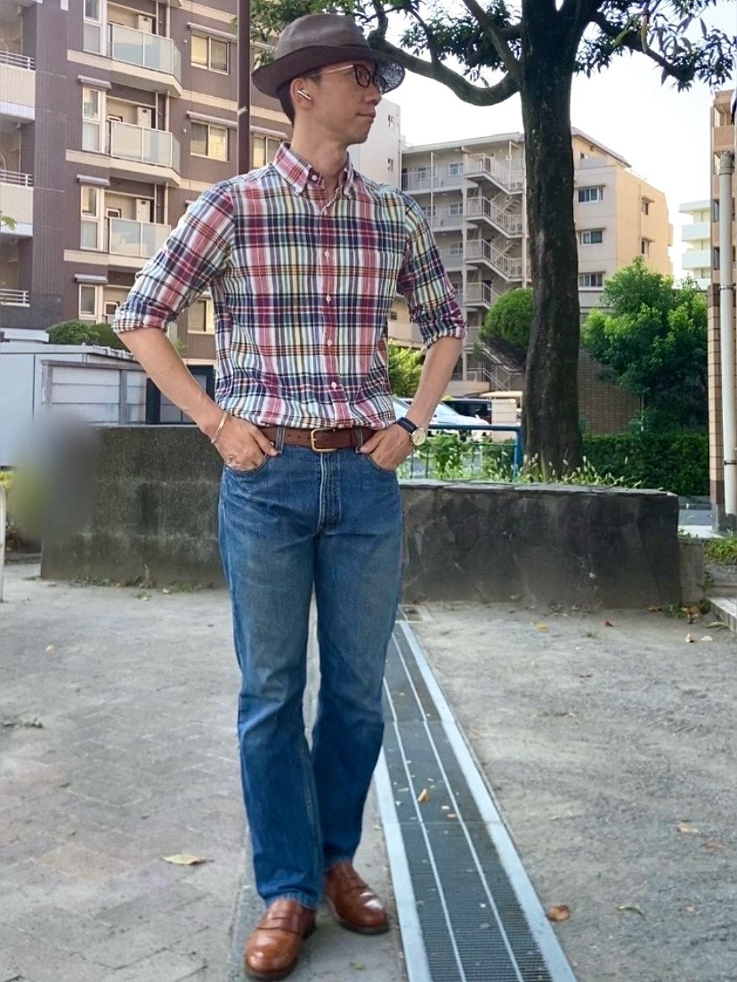 my_zng's tweet photo. マドラスチェックシャツは夏のトラッドスタイルの定番品ですが、同じく定番のコインローファーとリーバイスのジーンズを合わせています。　
シャツはビームスFの物で、私の大好きなブランドのひとつです。
#beamsf #levis #levis505 #borsalino #panamahat #crockettandjones #timex #ametora https://t.co/TAC5GOeEUa