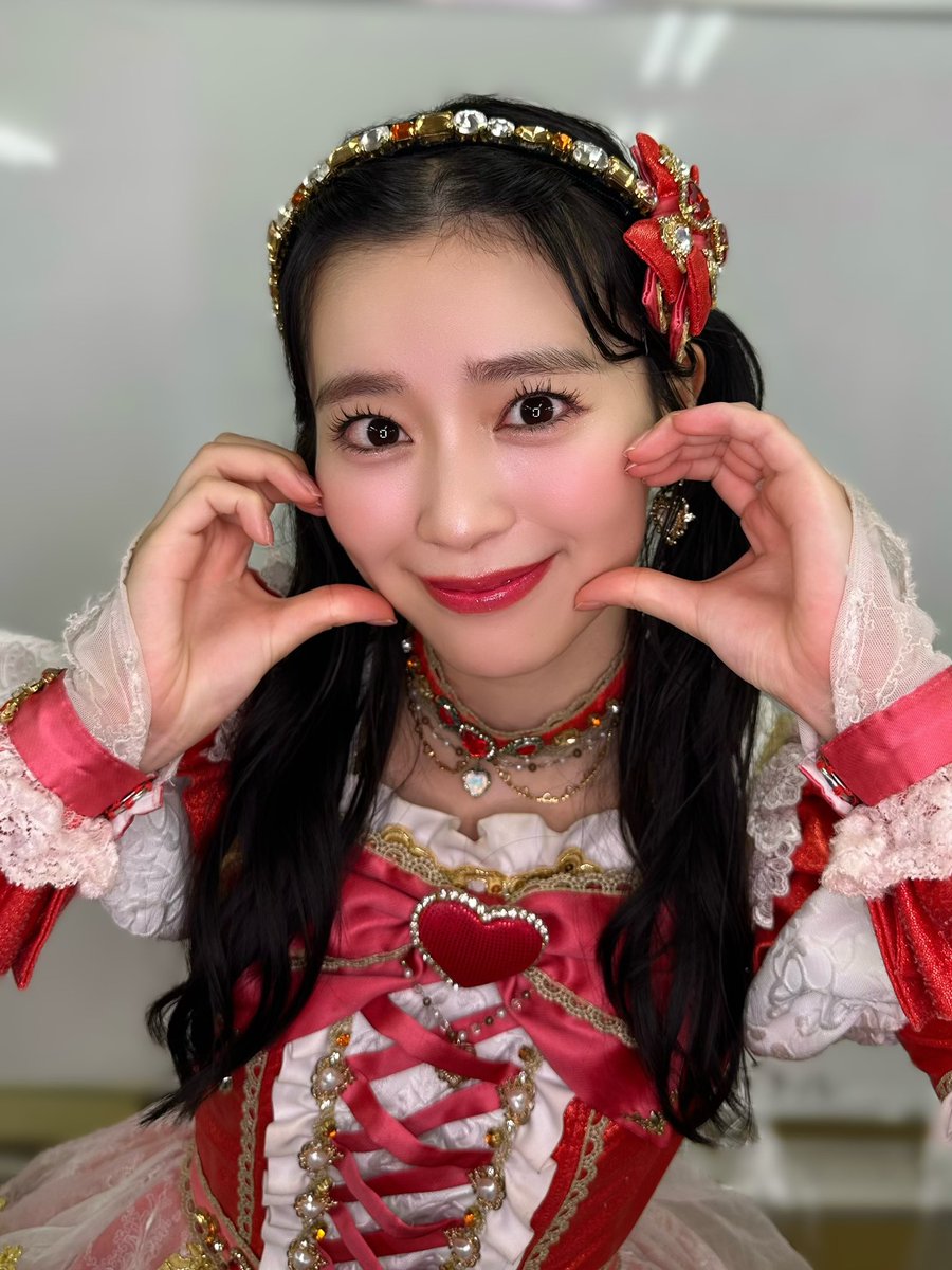 sendenbu_staff's tweet photo. リリース記念イベント会いに来てくれてありがとうございました🫶🏻
暑かったけど、みんなと空の下でまたひとつ夏の思い出を作れた感じがしてすごく嬉しかった！！晴れてよかった！！
今日は暑いからおでこだしだよ❤️かわいいー？？
今回のシングル、可愛い曲が多いので、みんなたくさん可愛いを摂取してください！またね！(ひとか❤️)#超とき宣