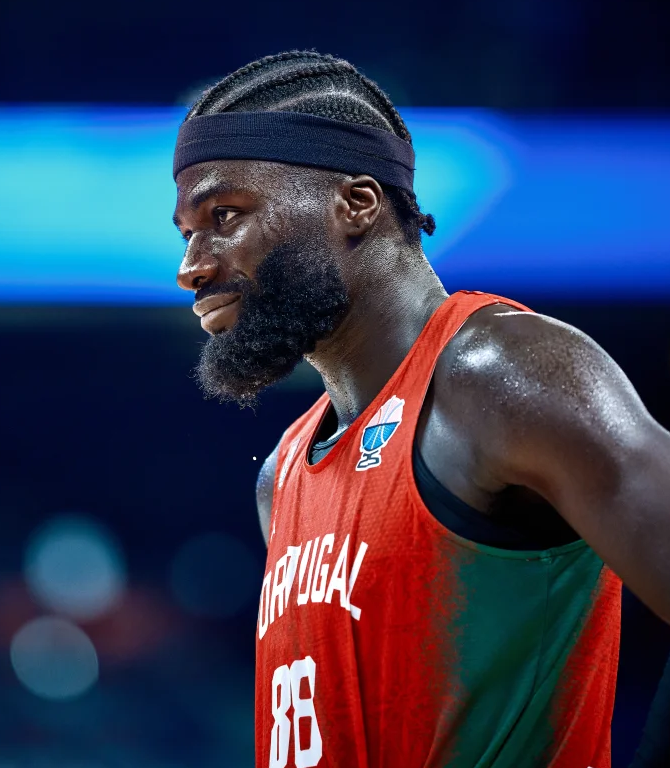50NuancesDeNBA's tweet photo. LE MATCH DE NEEMIAS QUETA :

23 POINTS À 73%
18 REBONDS
4 BLOCKS
2 STEALS
30 MINUTES ⏱️
LA WIN CONTRE LES TCHÈQUES (62-50) ✅
TELLEMENT IMPACTANT ET IMPLIQUÉ ✅
MATCH DE MAMMOUTH ✅🥵

LE PORTUGAL COMMENCE CET EUROBASKET PAR UNE WIN 😎🇵🇹 https://t.co/7rW36wYx8h