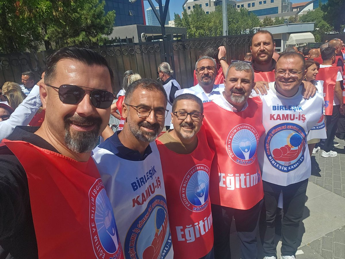 Hazine ve Maliye Bakanlığı önünde emekçileri yoksulluğa mahkum eden Hakem kurulu kararını Konfederasyonumuz Birleşik Kamu İş'in düzenlediği basın açıklaması ile protesto ettik.
Açlık, Yoksulluk Kader Değildir.
Emekçinin dediği olacak.
Yaşasın Eğitim iş
Yaşasın Birleşik Kamu iş✌️