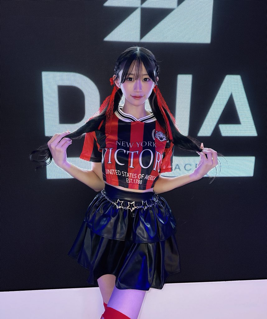 GCE 2man LIVE 急遽開催だったにも関わらず来て下さりありがとうございました🐈‍⬛

✿ ┈ ⋯ ┈ ✿ ┈ ⋯ ┈ ✿ ┈ ⋯ ┈ ✿ ┈ ⋯ 

２回目のこの衣装だけどやっぱりお気に入り🖤
服はかっこよめだから髪の毛は甘めに🐈‍⬛

平日に一緒に盛り上がってくれて
朱里たちも幸せでした🖤

 #アイドル
 #18歳