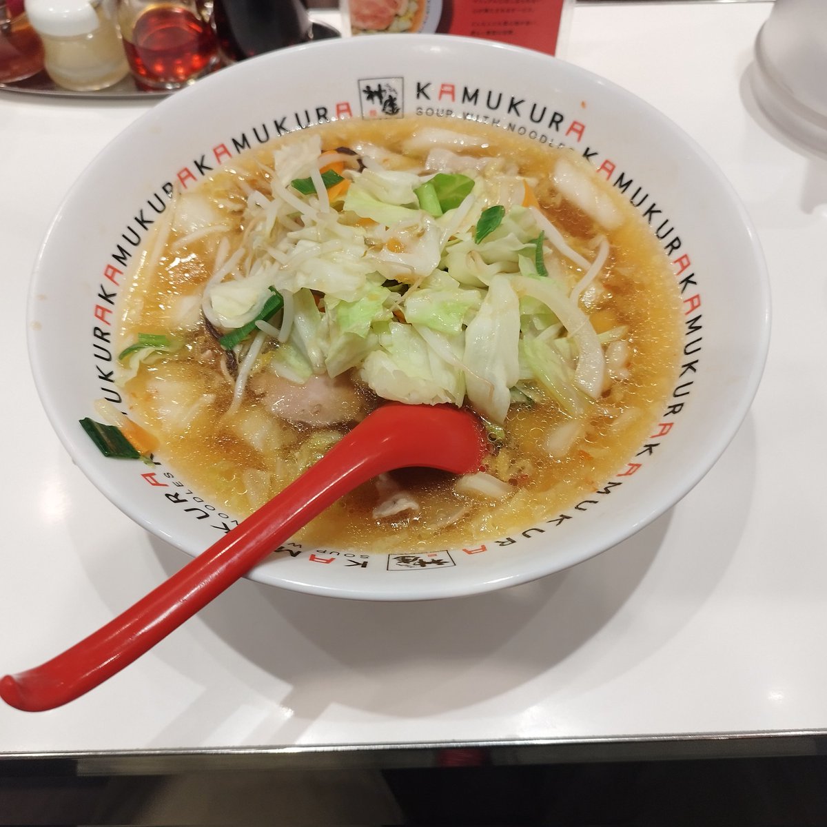 taichannel20's tweet photo. 大阪駅内ルクア大阪にある神座の野菜いっぱいらーめんの1040円。
大阪の友達に美味しいと連れて行ってもらいおよそ20年振りに食べました。
茹でた野菜だったのか、味全体が薄めに感じました。辛ニラをじゃんじゃん入れて門外不出のスープを頂きました。
星3.5
 
 #大阪駅ラーメン
 #神座 https://t.co/vXcJon9QKk