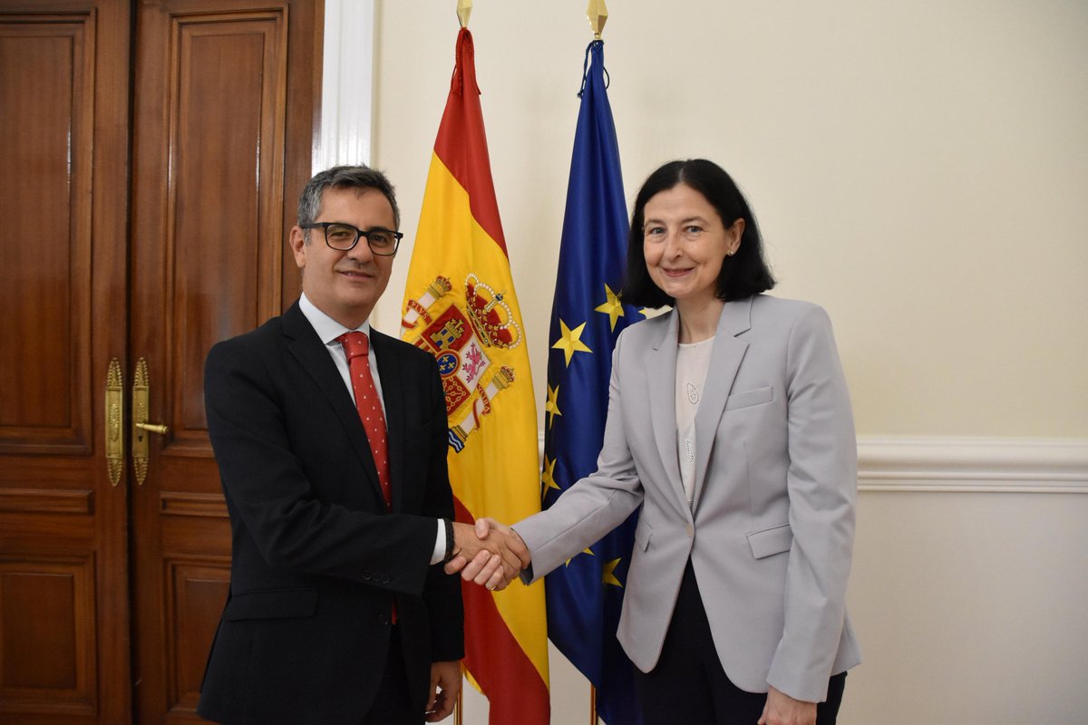 Notarios_ES's tweet image. 🤝🏻 Nuestra presidenta, @CPBarrioDelOlmo, se ha reunido hoy con el ministro de @justiciagob, @felixbolanosg

✅ El ministro ha puesto en valor el papel de los notarios como garantes de la seguridad jurídica preventiva y, ambos, han destacado el avance del proyecto de…