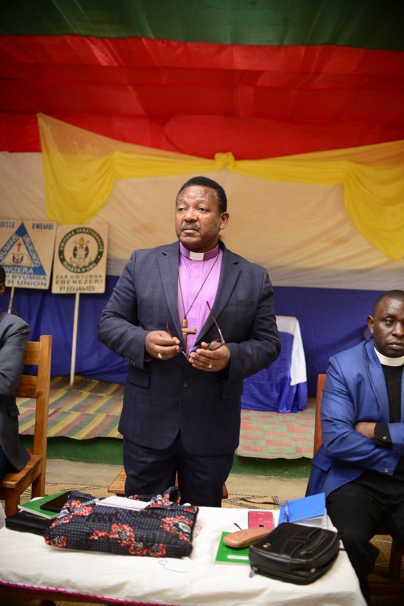 🚨 News BWAMBI🚨
Umwepisikopi Mgr Emmanuel NGENDAHAYO asoje uruzinduko rw'akazi muri Paruwase ya Bwambi ihana imbibi n'igihugu cya UGANDA. Aho yahuye n'abayobozi b'ibyiciro by'abakristo muri iyi Paruwase baganira ku iterambere ry'iyi Paruwase ndetse nimwe myanzuro ya Sinode.