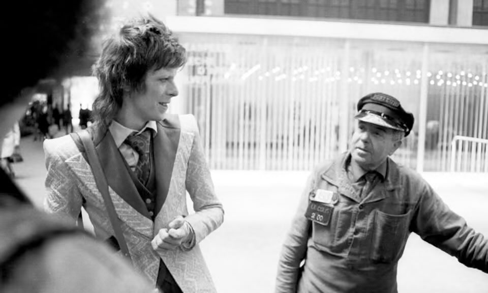 Nik D (@nikidoog) on Twitter photo Joe Stevens’ best photograph: David Bowie chats to a Paris station porter.
RIP Joe Stevens 📸
<a href="/davidbowie_news/">David Bowie News</a> <a href="/DavidBowieReal/">David Bowie Official</a>
theguardian.com/artanddesign/2… Joe Stevens’ best photograph: David Bowie chats to a Paris station porter.
RIP Joe Stevens 📸
<a href="/davidbowie_news/">David Bowie News</a> <a href="/DavidBowieReal/">David Bowie Official</a>
theguardian.com/artanddesign/2…